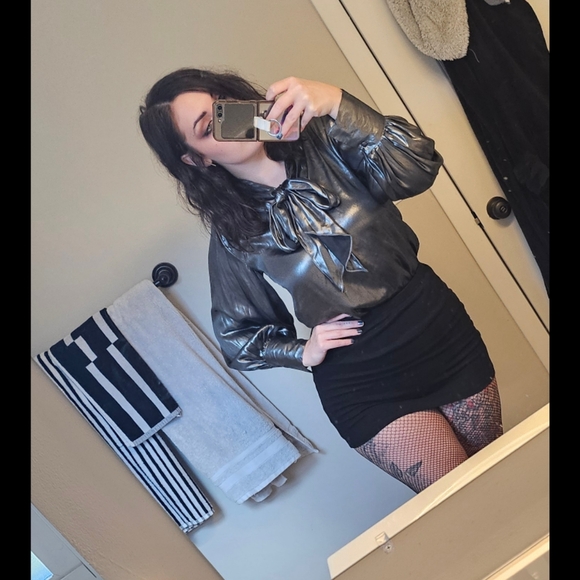 Metallic Bow Blouse - Picture 4 of 4